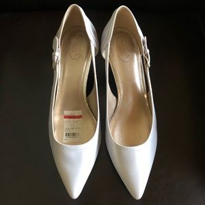 NWT Pearlescent White Leather Joan & David Heels
